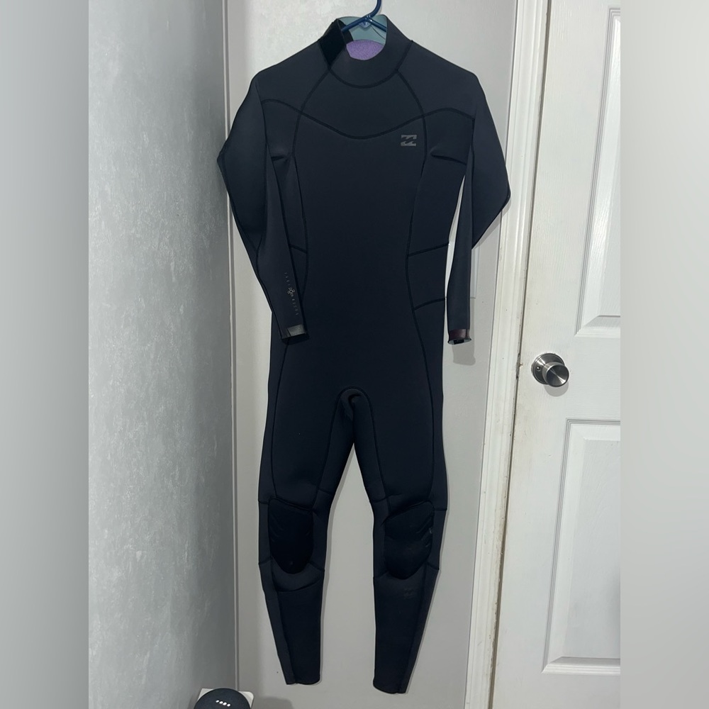Billabong Women’s wetsuit, size small, black